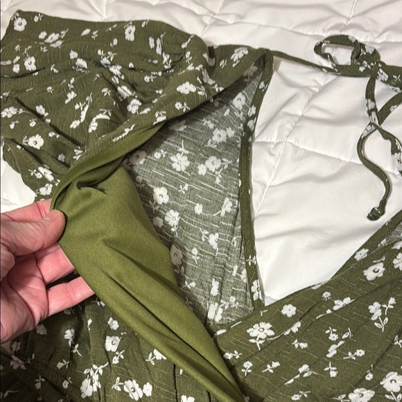 Francesca’s Mi Ami Olive Floral Print Flowy Sleeve Romper - Picture 6 of 10